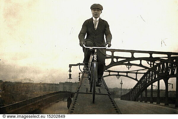 SG hist.  Verkehr  FahrrÃ¤der  Radfahrer fÃ¤hrt auf einem Bogen der SwinemÃ¼nder BrÃ¼cke  Berlin-Gesundbrunnen  1926