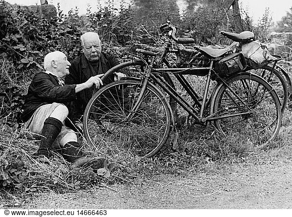 SG hist.  Verkehr  Fahrrad  zwei Ã¤ltere MÃ¤nner mit ihren FahrrÃ¤dern  bei Rast Anfang 1950er Jahre