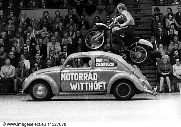 SG hist.  Verkehr  Motorrad  Show  Rolf WitthÃ¶fft fÃ¤hrt mit einer GelÃ¤ndemaschine Ã¼ber in einen VW KÃ¤fer  1972
