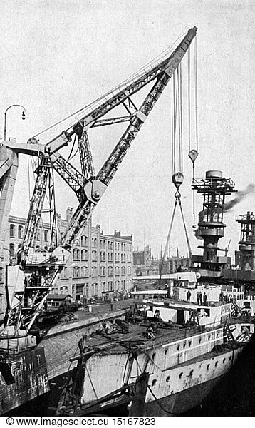 SG hist.  Verkehr  Schiffahrt  Schiffsbau  Montage eines GeschÃ¼tzturm auf dem deutschen Kriegsschiff SMS 'Kaiser Karl der GroÃŸe'  Schiffswerft Blohm und Voss  Hamburg  1910