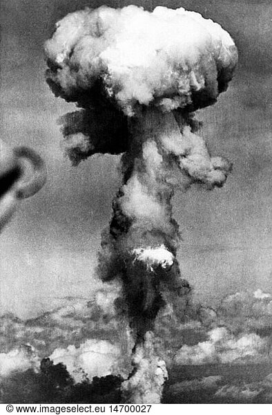 SG hist.  Waffen  Explosivwaffen  Explosion einer Atombombe  um 1950 SG hist., Waffen, Explosivwaffen, Explosion einer Atombombe, um 1950,