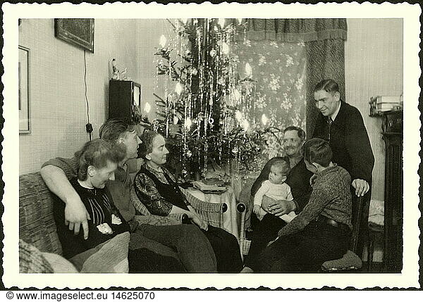 SG hist.  Weihnachten  Familie feiert Weihnachten  Deutschland  1940er Jahre