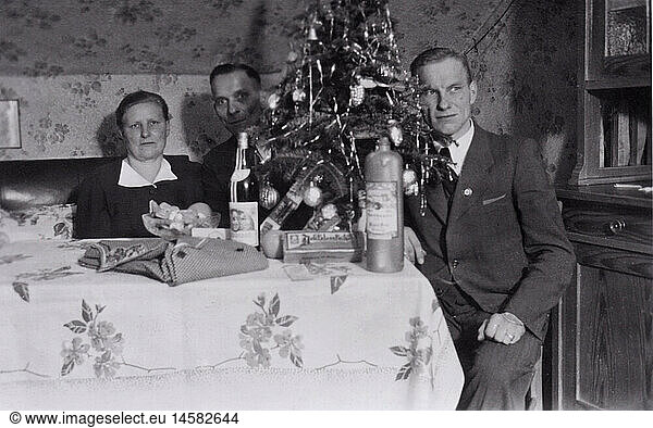 SG hist  Weihnachten  Heiliger Abend  Familie mit Weihnachtsbaum und Geschenken  Hannover  1935