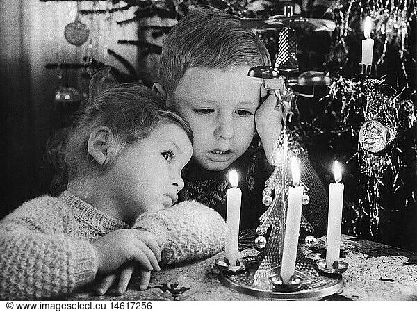 SG. hist.  Weihnachten  Kerzen  Kinder betrachten brennende Kerzen  Ostdeutschland  4.12.1961