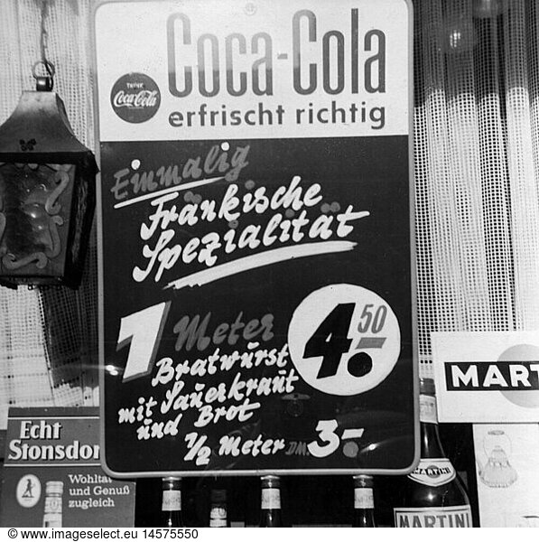 SG hist.  Werbung  GetrÃ¤nke  Coca Cola Werbung in einem Schaufenster  Deutschland  1960er Jahre