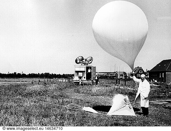 SG hist.  Wetter  Wetterstation  Metereologe mit Wetterballon  1960er Jahre SG hist., Wetter, Wetterstation, Metereologe mit Wetterballon, 1960er Jahre