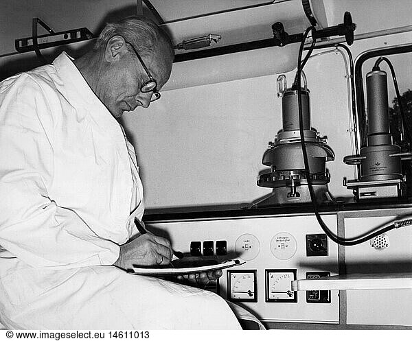 SG hist  Wissenschaft  Kernforschung  Messung radioaktiver Strahlung durch das Bayerische Ministerium des Inneren  Messwagen  Innenansicht  1976