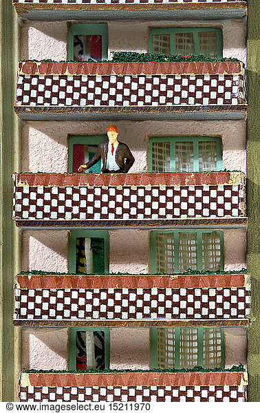 SG hist.  Wohnen  AnonymitÃ¤t in der Grossstadt  Symbol  Bewohner auf dem Balkon eines Mehrfamilienhaus  Deutschland  1950er Jahre