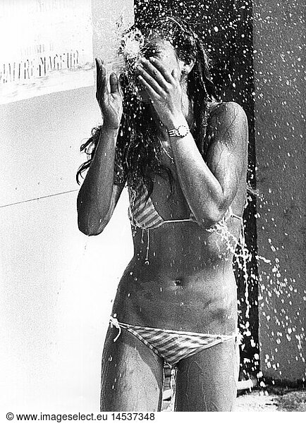 SG historisch  Badewesen  Frau  Halbfigur  in Bikini  1970er Jahre SG historisch, Badewesen, Frau, Halbfigur, in Bikini, 1970er Jahre
