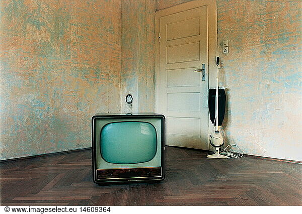 SG  Rundfunk  Fernsehen  Fernseher  und Staubsauger aus den 1950er Jahren in einem leeren Raum  bei einer HaushaltsauflÃ¶sung  MÃ¼nchen SG, Rundfunk, Fernsehen, Fernseher, und Staubsauger aus den 1950er Jahren in einem leeren Raum, bei einer HaushaltsauflÃ¶sung, MÃ¼nchen,