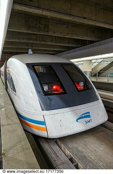 Shanghai Transrapid Maglev Magnetschwebebahn Zug Verkehr Hochformat Infrastruktur im Bahnhof Longyang Road station  Shanghai  China  Asien