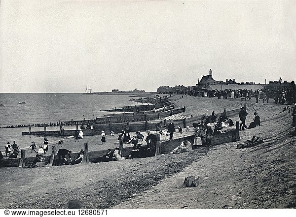 Sheerness - Die Promenade und der Strand  1895. Künstler: Unbekannt.