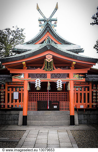 Shimenawa hängt am Eingang des Tempels