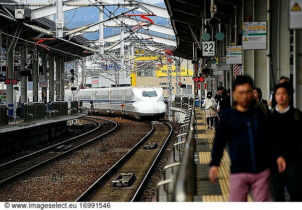 Shinkansen-Hochgeschwindigkeitszug von der Station Shin-Osaka nach Okayama  Japan