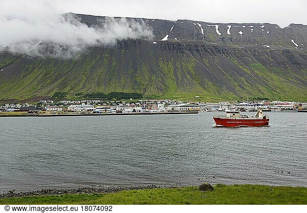 Ship in the fjord  Ísafjörður  Isafjördur  Fjord Isafjördur  Iceland  Europe