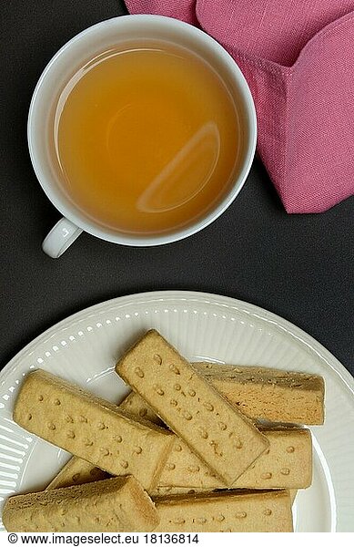 Shortbread  Shortbread Fingers und Tasse Tee  englisches Buttergebaeck  Tea Time