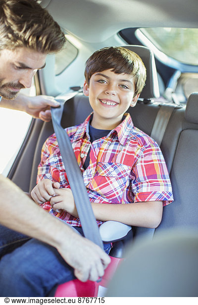 Sicherheitsgurt für den Jungen auf dem Rücksitz eines Autos