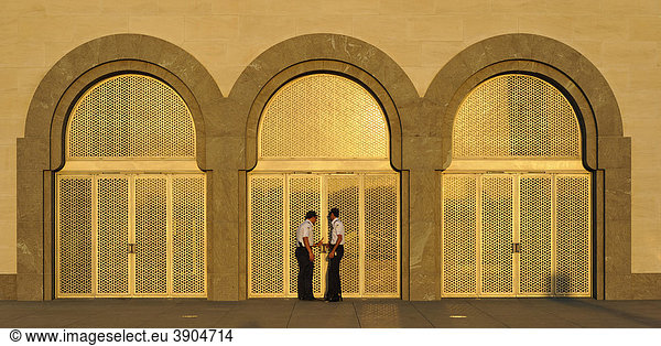 Sicherheitspersonal  vergoldeter Westeingang  Museum of Islamic Art  nach Plänen von I. M. PEI  Abendstimmung  Corniche  Doha  Katar  Qatar  Persischer Golf  Naher Osten  Asien