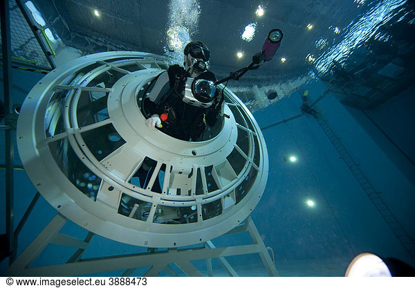 Sicherungstaucher und Astronauten trainieren an einem nachgebildeten Modul einer Raumstation in einem Tauchbecken  Unterwasserfotografen dokumentieren die Trainingseinheit  European Space Agency  ESA  European Astronaut Centre  EAC  Trainingszentrum der europäischen Astronauten  Köln  Nordrhein-Westfalen  Deutschland  Europa