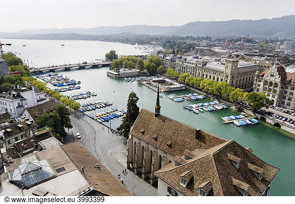 Sicht auf die Altstadt von Zürich  die Wasserkirche und den Zürichsee  Schweiz  Europa