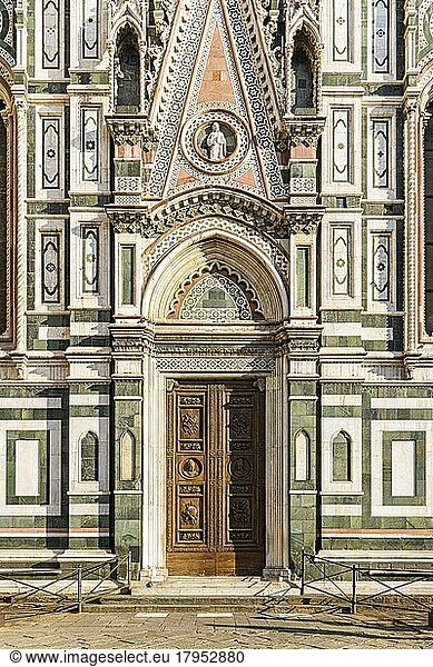 Side entrance and coloured marble façade at Florence Cathedral  Florence  Tuscany  Italy  Europe