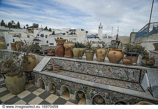 Sidi Bou Said  Blick von der Dachterrasse. Das blau-weiße Touristendorf mit Blick auf das Mittelmeer. Tunesien  Afrika.
