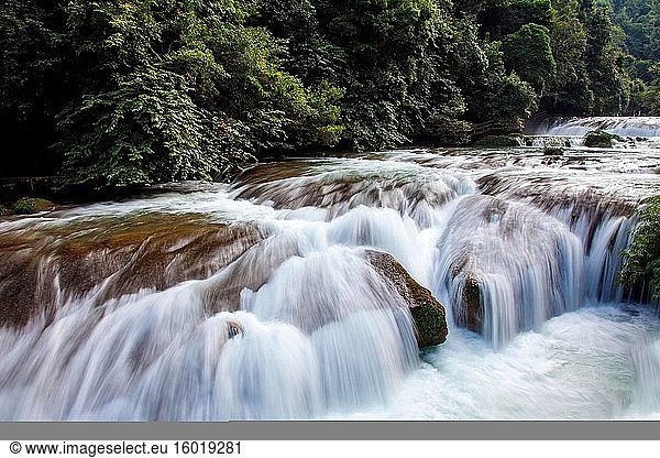 Sieben kleine Wasserfälle in der Provinz Guizhou