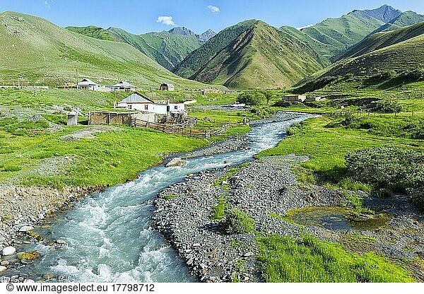 Siedlung am Bergfluss  Naryn-Schlucht  Region Naryn  Kirgisistan