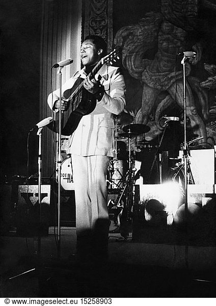 Siffre  Labi  * 25.6.1945  brit. Dichter  Musiker  Ganzfigur  bei einem Auftritt  circa 1970er Jahre