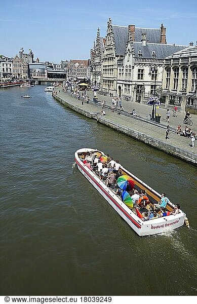 Sightseeing-Boot mit Touristen auf dem Fluss Lys mit Blick auf die Gildehäuser an der Graslei  Graß Lane in Gent  Belgien  Europa