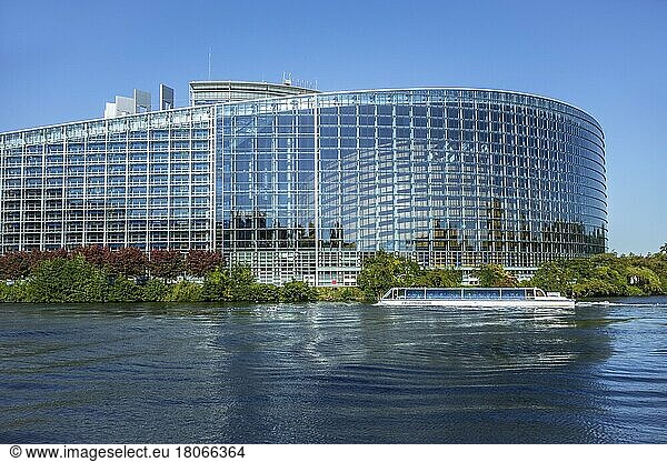 Sightseeing-Boot mit Touristen vor dem Europäischen Parlament  EP in Straßburg  Frankreich  Europa