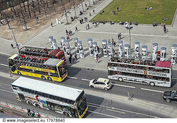 Sightseeing Doppeldecker Busse am Lustgarten Unter den Linden  Berlin  Deutschland  Europa
