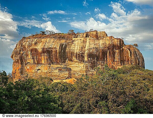Sigiriya-Felsen  berühmtes touristisches Wahrzeichen Sri Lankas bei Sonnenuntergang  Sri Lanka  Asien