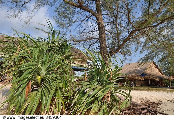 Sihanoukville (Cambodia): shacks at Otras Beach
