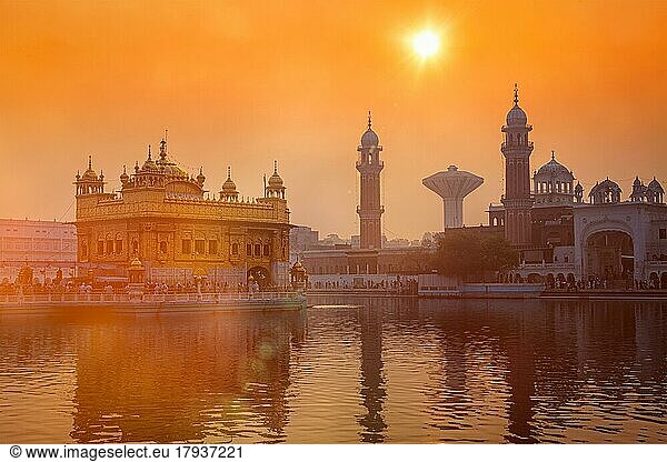 Sikh-Gurdwara Golden Temple (Harmandir Sahib) bei Sonnenaufgang. Amritsar  Punjab  Indien. Mit Streulicht und Linsenreflexion