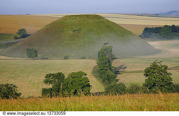 Silbury Hill ist das größte von Menschenhand geschaffene prähistorische Bauwerk in Europa  in der Nähe von Avebury  Wiltshire  England