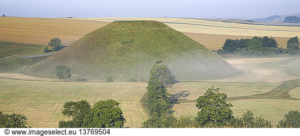 Silbury Hill ist das größte von Menschenhand geschaffene prähistorische Bauwerk in Europa  in der Nähe von Avebury  Wiltshire  England