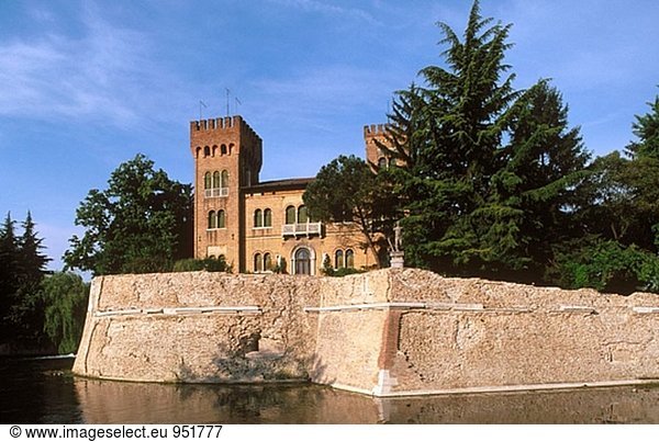 Sile Riverside und Burg. Trevieso. Veneto  Italien