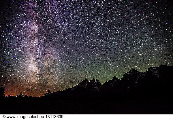 Silhouette Berge gegen Milchstraße bei Nacht
