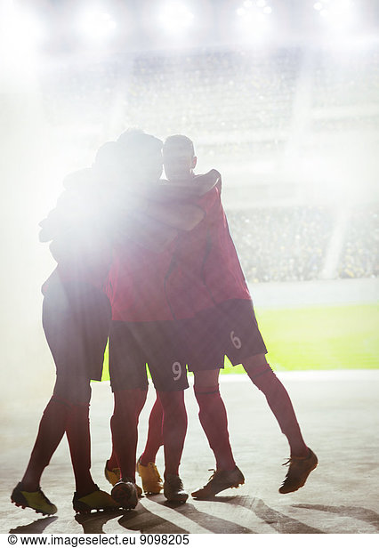 Silhouette der Fußballmannschaft beim Feiern