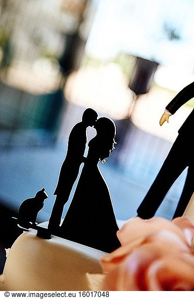 Silhouette Detail der neu verheirateten Paare auf Brautkuchen