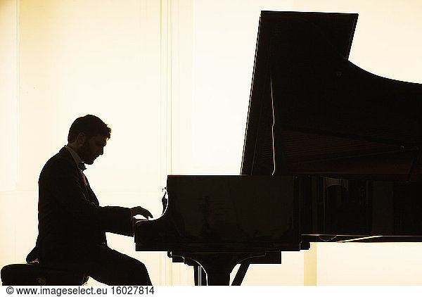 Silhouette einer Pianistin beim Auftritt