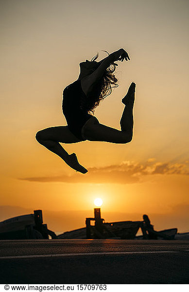 Silhouette einer tanzenden Ballerina bei Sonnenuntergang