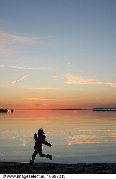 Silhouette eines bei Sonnenaufgang laufenden Mädchens