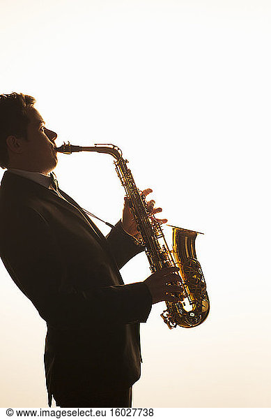 Silhouette eines Saxophonisten beim Auftritt
