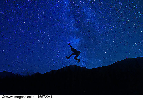 Silhouette Springen unter Milchstraße Nacht Sterne Extreme kreative Konzept