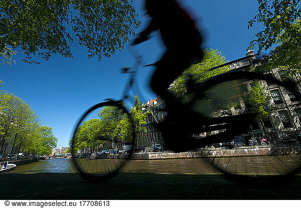 Silhouette von Mann Radfahren Vergangenheit Kanal; Amsterdam  Holland