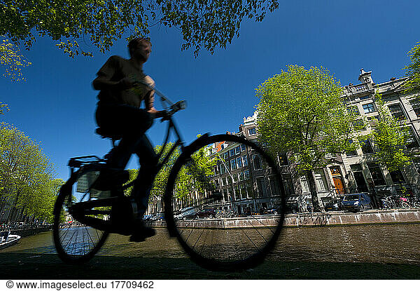 Silhouette von Mann Radfahren Vergangenheit Kanal; Amsterdam  Holland