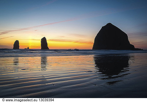 Silhouetten-Felsformation am Cannon Beach
