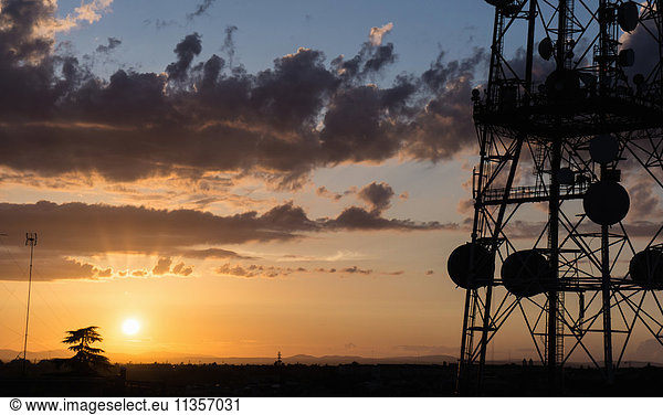 Silhouettenansicht von Mast und Satellitenschüsseln bei Sonnenuntergang  Rom  Italien